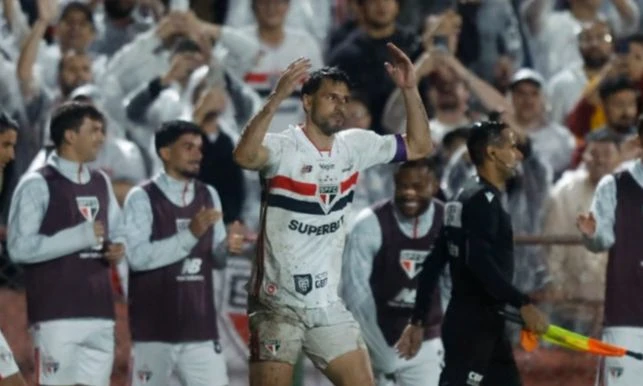 Tricolor assumiu a ponta da tabela de forma isolada – Foto: Rubens Chiri e Miguel Schincariol/Saopaulofc.net