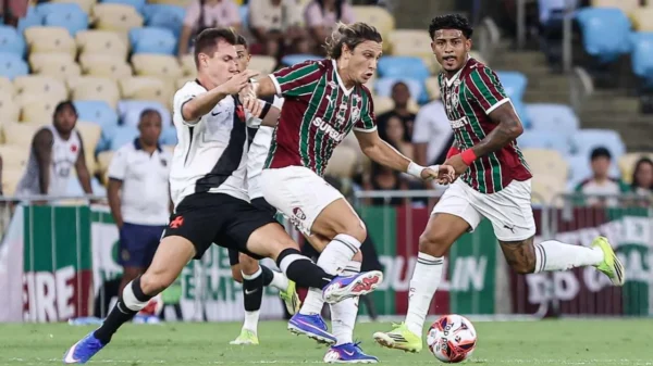 Em jogo intenso, Fluminense empata com Vasco e vai à final do Carioca