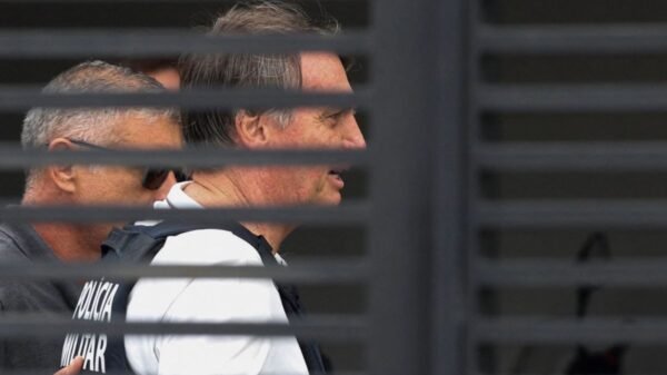 PM do Distrito Federal impede uso irregular de drones perto da casa de Jair Bolsonaro, que cumpre prisão domiciliar em Brasília.