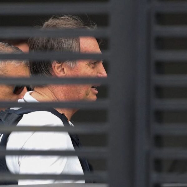 PM do Distrito Federal impede uso irregular de drones perto da casa de Jair Bolsonaro, que cumpre prisão domiciliar em Brasília.