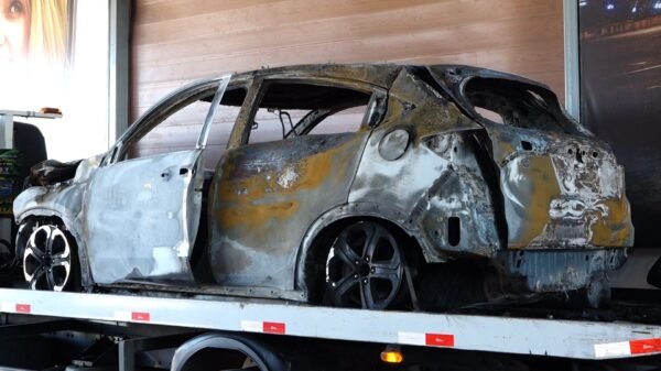 Carro pega fogo em loja na Avenida Maria Lacerda, em Parnamirim; ninguém ficou ferido e outros veículos foram retirados a tempo.