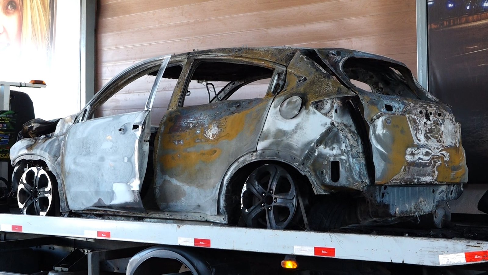 Carro pega fogo em loja na Avenida Maria Lacerda, em Parnamirim; ninguém ficou ferido e outros veículos foram retirados a tempo.
