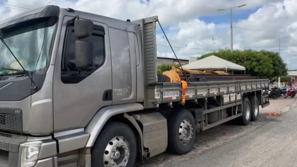 Dois suspeitos são presos transportando trilhos ferroviários furtados na BR-304, próximo a Pedro Avelino, no interior do RN.