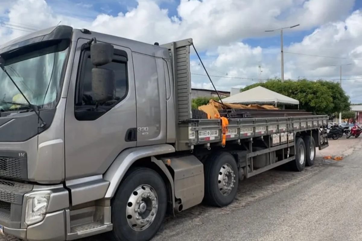 Dois suspeitos são presos transportando trilhos ferroviários furtados na BR-304, próximo a Pedro Avelino, no interior do RN.
