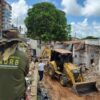 Prefeitura de Natal conclui demolição de quatro construções irregulares na Avenida Engenheiro Roberto Freire, em Ponta Negra.