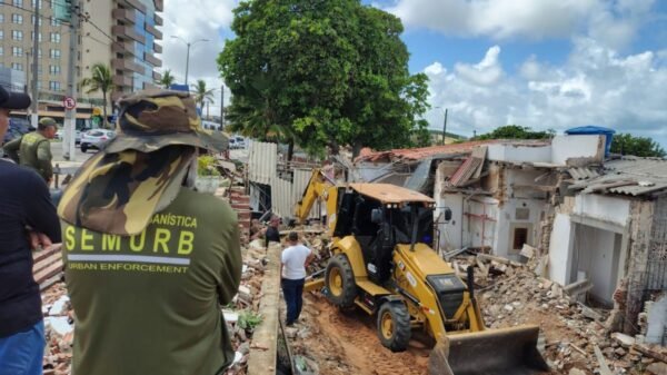 Prefeitura de Natal conclui demolição de quatro construções irregulares na Avenida Engenheiro Roberto Freire, em Ponta Negra.