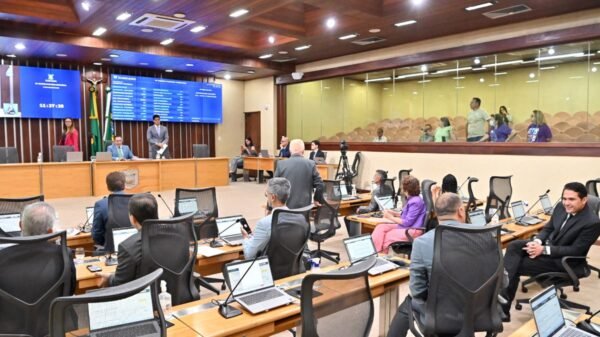 Professores do RN têm reajuste de 5,4% aprovado pela Assembleia. Projeto segue piso nacional e valoriza profissionais da educação.