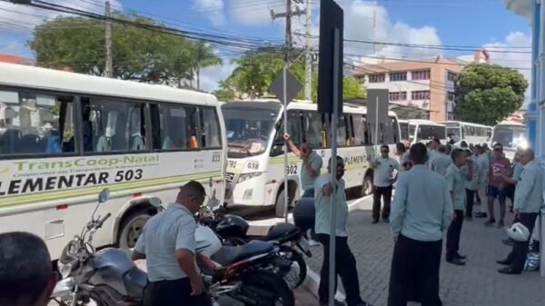 Protesto transportes alternativos em frente à prefeitura do Natal