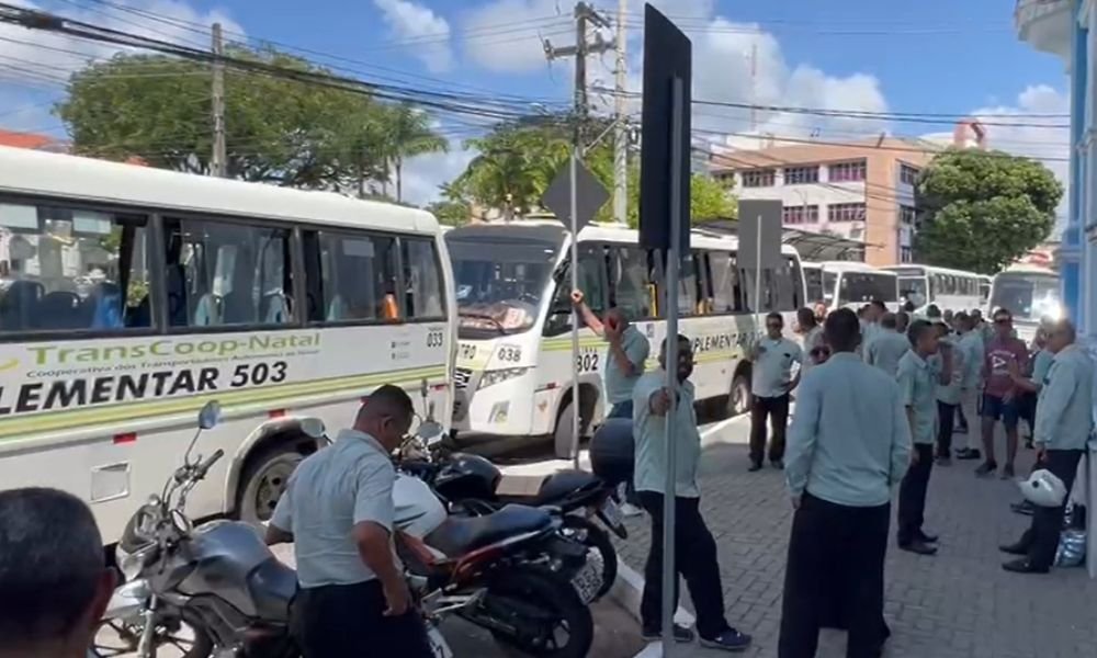 Protesto transportes alternativos em frente à prefeitura do Natal