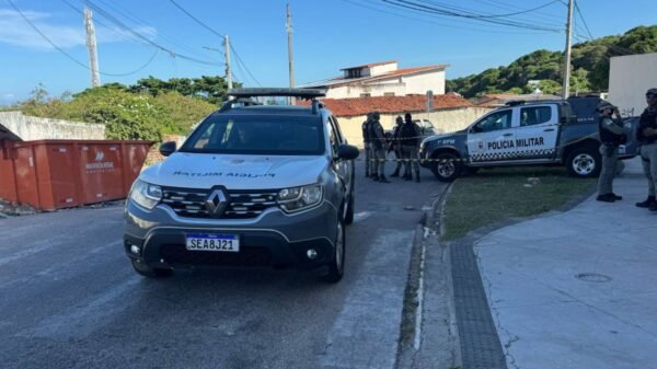 Feto é encontrado em via pública no bairro Mãe Luiza, em Natal. Polícia Militar isolou a área e Polícia Civil investiga o caso.
