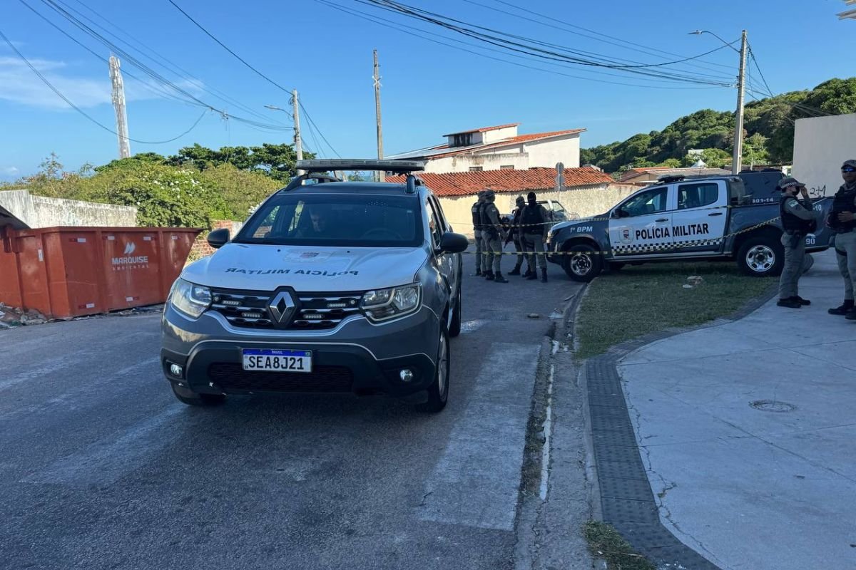 Feto é encontrado em via pública no bairro Mãe Luiza, em Natal. Polícia Militar isolou a área e Polícia Civil investiga o caso.