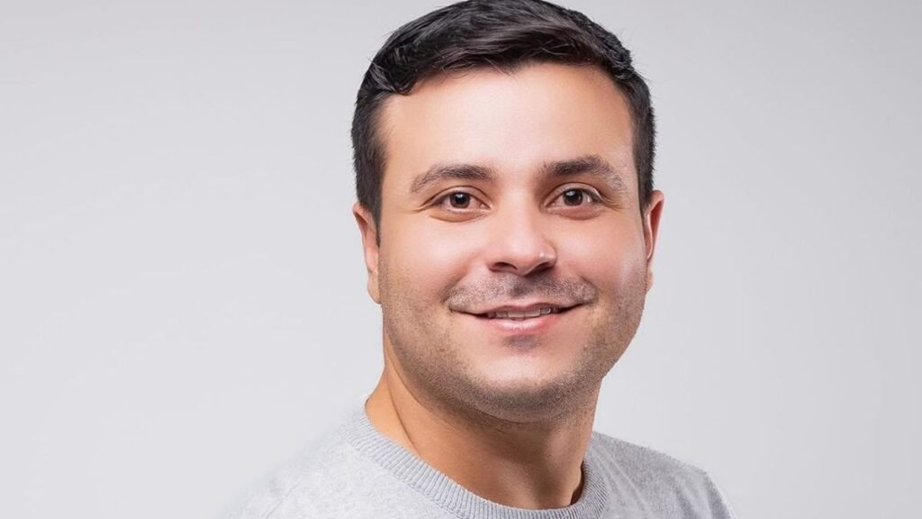 Jornalista Lázaro Jordão estreia como novo apresentador do Tá na Hora RN na TV Ponta Negra após mudanças na programação da emissora.