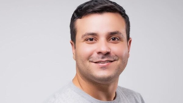 Jornalista Lázaro Jordão estreia como novo apresentador do Tá na Hora RN na TV Ponta Negra após mudanças na programação da emissora.