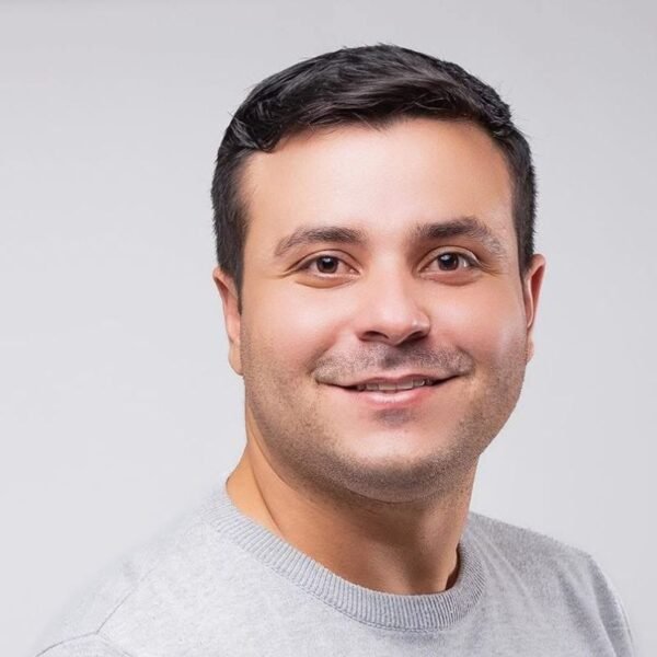 Jornalista Lázaro Jordão estreia como novo apresentador do Tá na Hora RN na TV Ponta Negra após mudanças na programação da emissora.