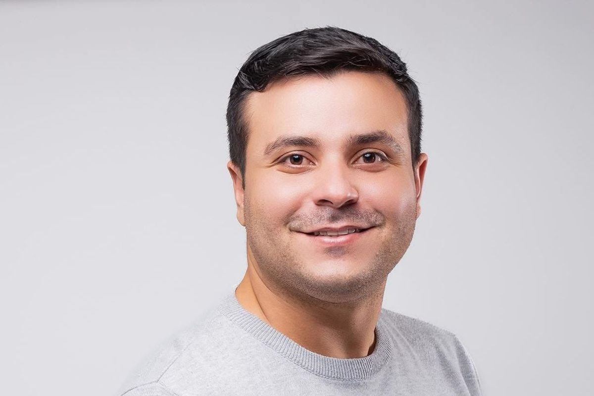 Jornalista Lázaro Jordão estreia como novo apresentador do Tá na Hora RN na TV Ponta Negra após mudanças na programação da emissora.