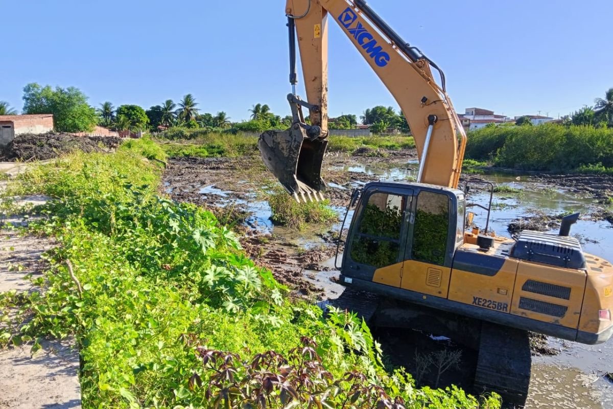 Prefeitura de Natal avança na limpeza de lagoas de captação e seis já foram atendidas para prevenir alagamentos.