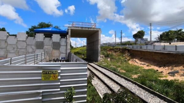 Pontilhão de Cidade Nova tem obras retomadas em Natal, com prazo de seis meses. Primeira etapa inclui desvios viários e ajustes no trânsito.