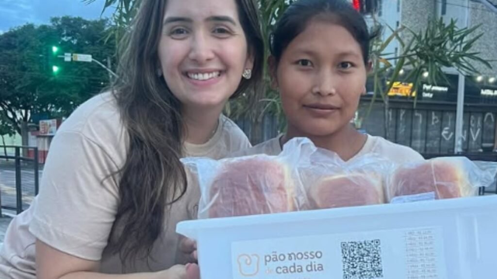 Startup em Natal cria oportunidade de renda para imigrantes com venda de pães em semáforos e promove inclusão social.