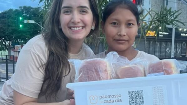 Startup em Natal cria oportunidade de renda para imigrantes com venda de pães em semáforos e promove inclusão social.