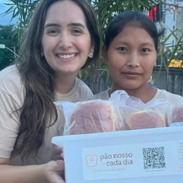 Startup em Natal cria oportunidade de renda para imigrantes com venda de pães em semáforos e promove inclusão social.