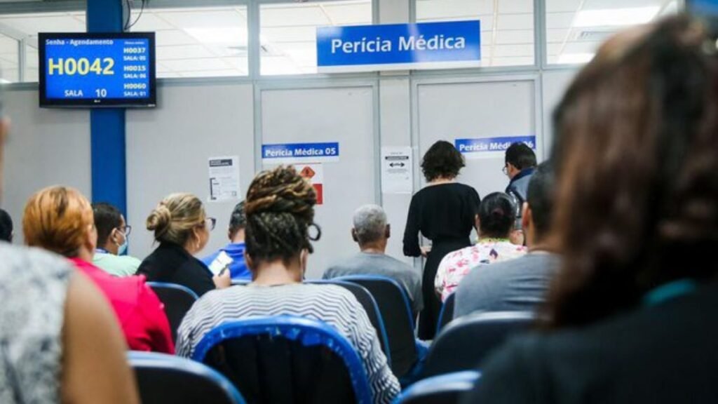 INSS lança Novo Atestmed e amplia para até 90 dias o auxílio por incapacidade sem perícia presencial. Medida pode reduzir filas.