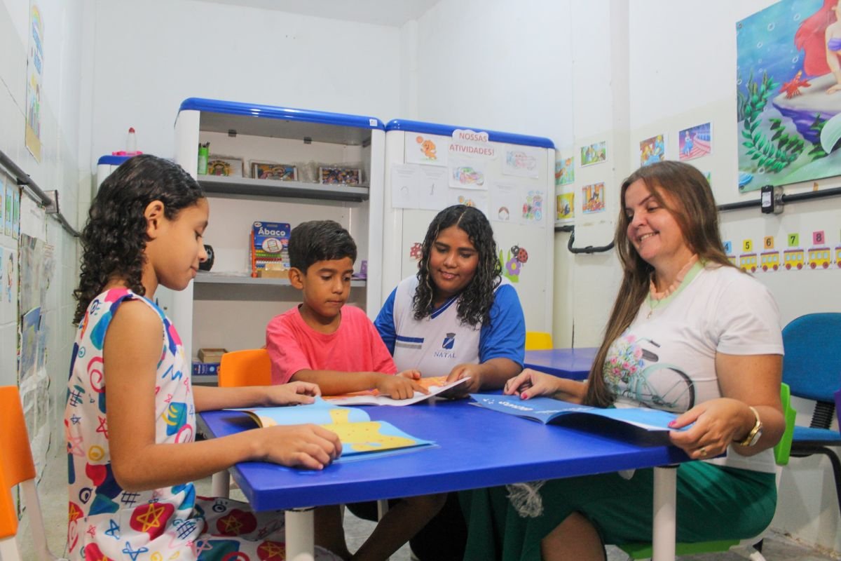 Natal inaugura sala para acolher filhos de alunos da EJA e reduzir evasão escolar, oferecendo mais apoio a estudantes.