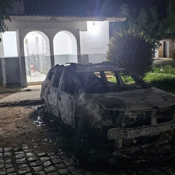 Viatura da PM é destruída por incêndio em Jandaíra, no RN. Caso foi controlado e serviço policial segue normal, segundo a corporação.