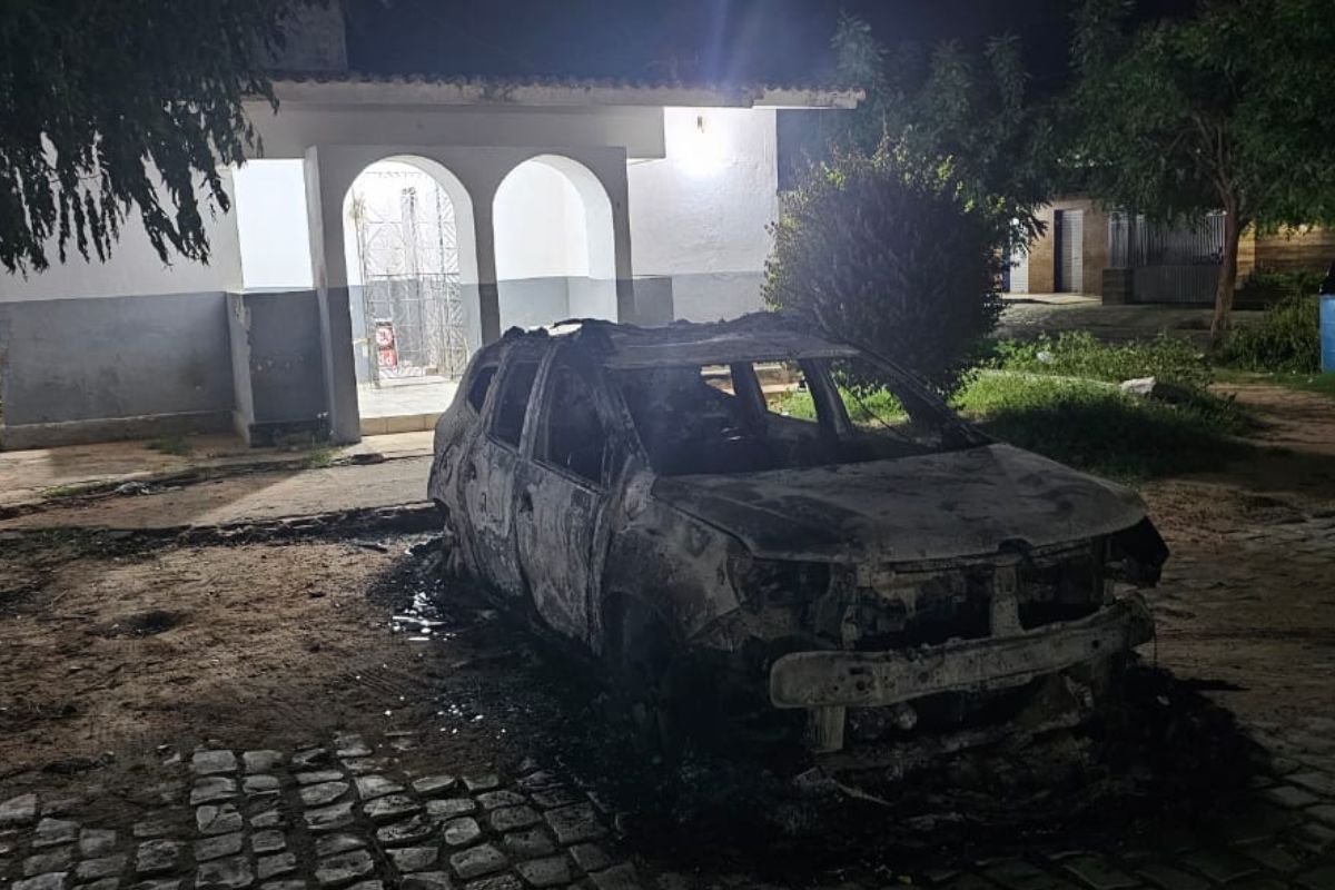 Viatura da PM é destruída por incêndio em Jandaíra, no RN. Caso foi controlado e serviço policial segue normal, segundo a corporação.