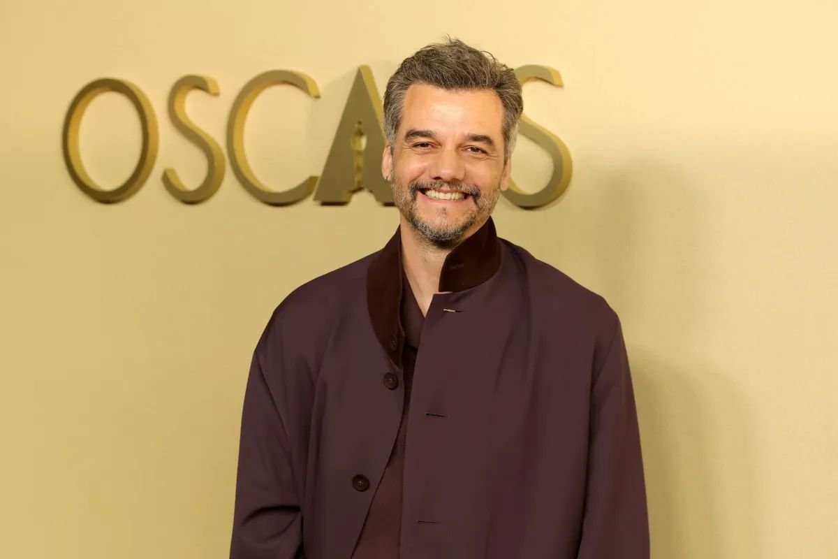 Wagner Moura será apresentador no Oscar 2026 e concorre a Melhor Ator por “O Agente Secreto”. Cerimônia acontece no Teatro Dolby, em Los Angeles.