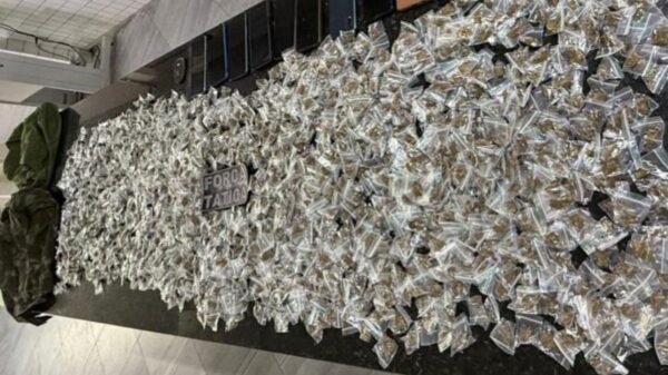 Policiais apreenderam grande quantidade de droga durante ação na comunidade da Zona Oeste de Natal.