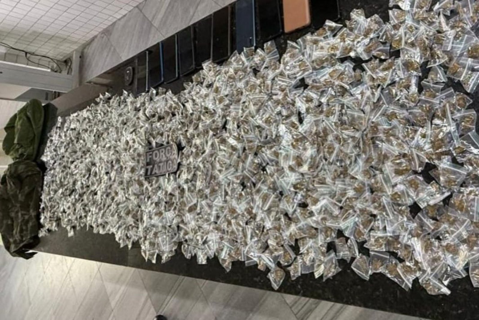 Policiais apreenderam grande quantidade de droga durante ação na comunidade da Zona Oeste de Natal.