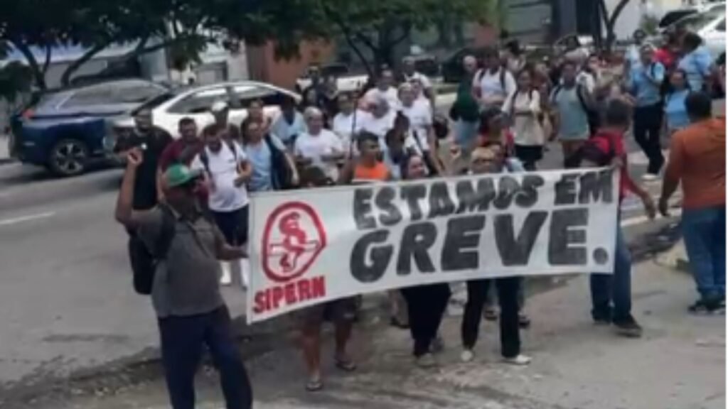 Trabalhadores terceirizados realizaram manifestação na avenida Salgado Filho cobrando salários e férias atrasadas.