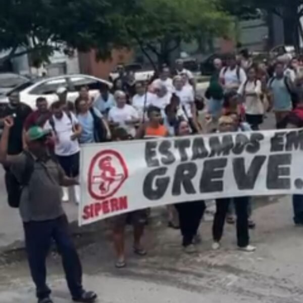 Trabalhadores terceirizados realizaram manifestação na avenida Salgado Filho cobrando salários e férias atrasadas.