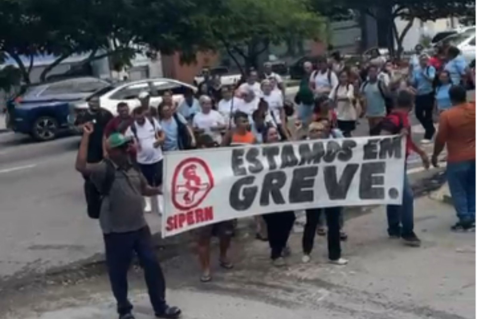 Trabalhadores terceirizados realizaram manifestação na avenida Salgado Filho cobrando salários e férias atrasadas.
