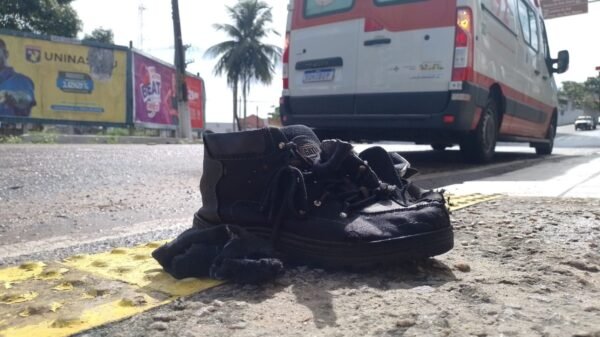 Acidente aconteceu após motocicleta perder controle em trecho com água acumulada na zona Leste da capital.