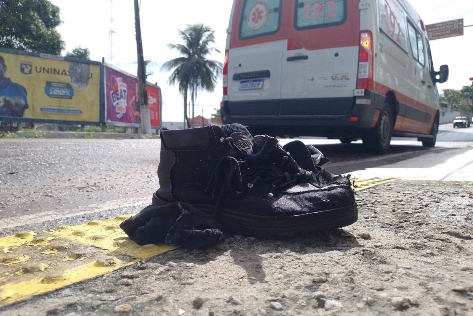 Acidente aconteceu após motocicleta perder controle em trecho com água acumulada na zona Leste da capital.