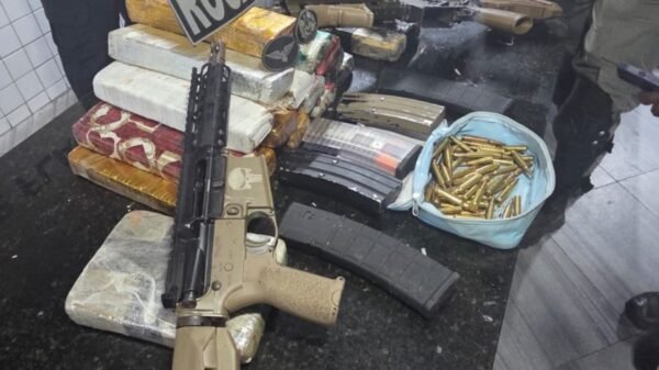 Polícia Militar apreende fuzis, munições e drogas durante patrulhamento em Mãe Luíza, na zona Leste de Natal.
