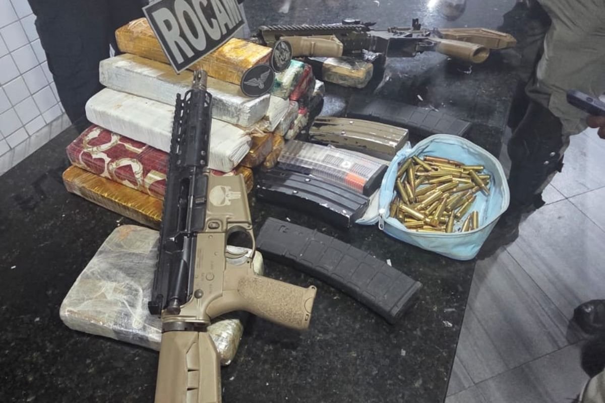 Polícia Militar apreende fuzis, munições e drogas durante patrulhamento em Mãe Luíza, na zona Leste de Natal.