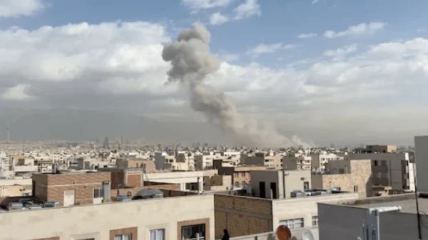 Fumaça sobe após uma explosão, depois que o Ministro da Defesa de Israel, Israel Katz, disse que Israel havia lançado um ataque preventivo contra o Irã, em Teerã | Foto: reprodução/Reuters