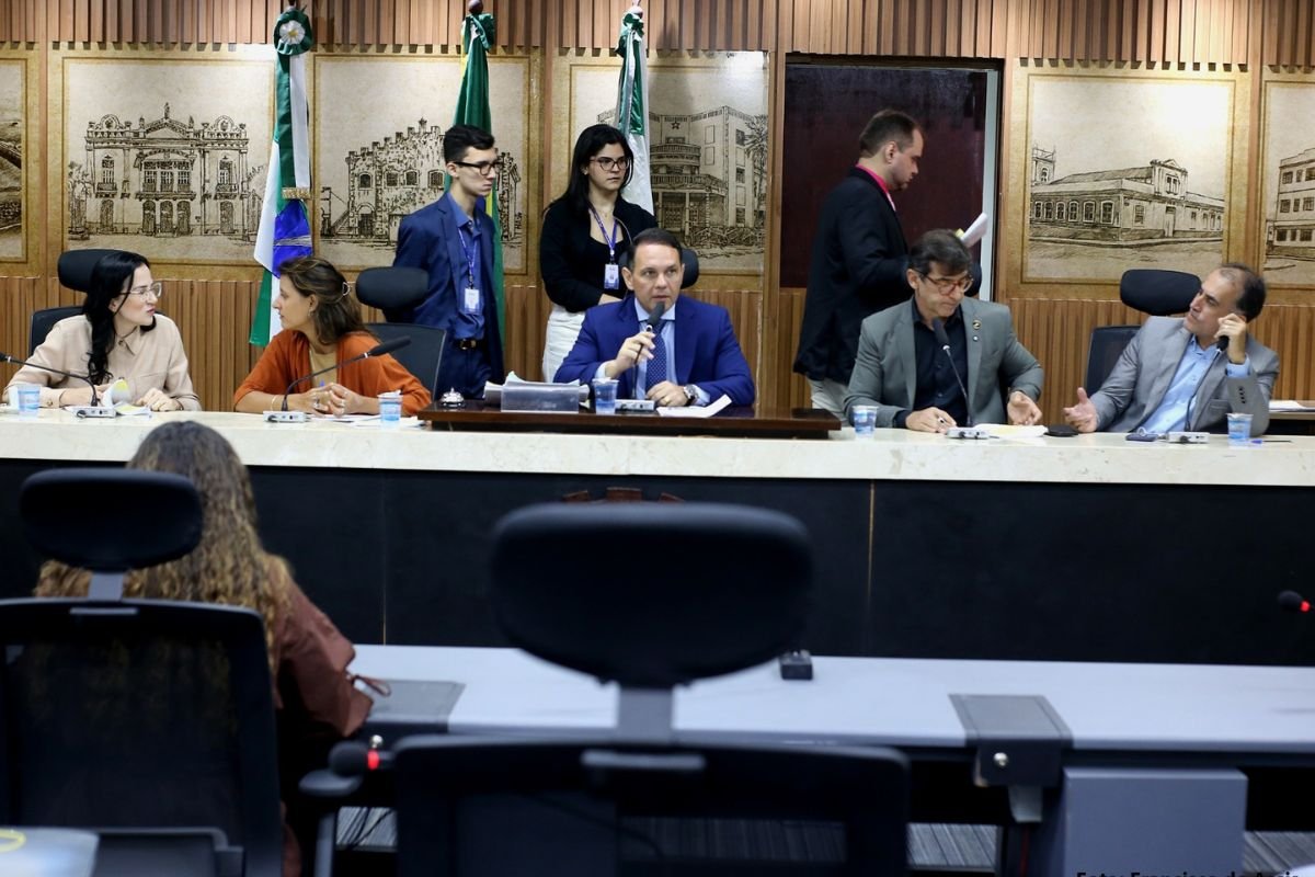 Comissão da Câmara de Natal aprova projetos que criam programas de combate à LGBTfobia e à lesbofobia no município.