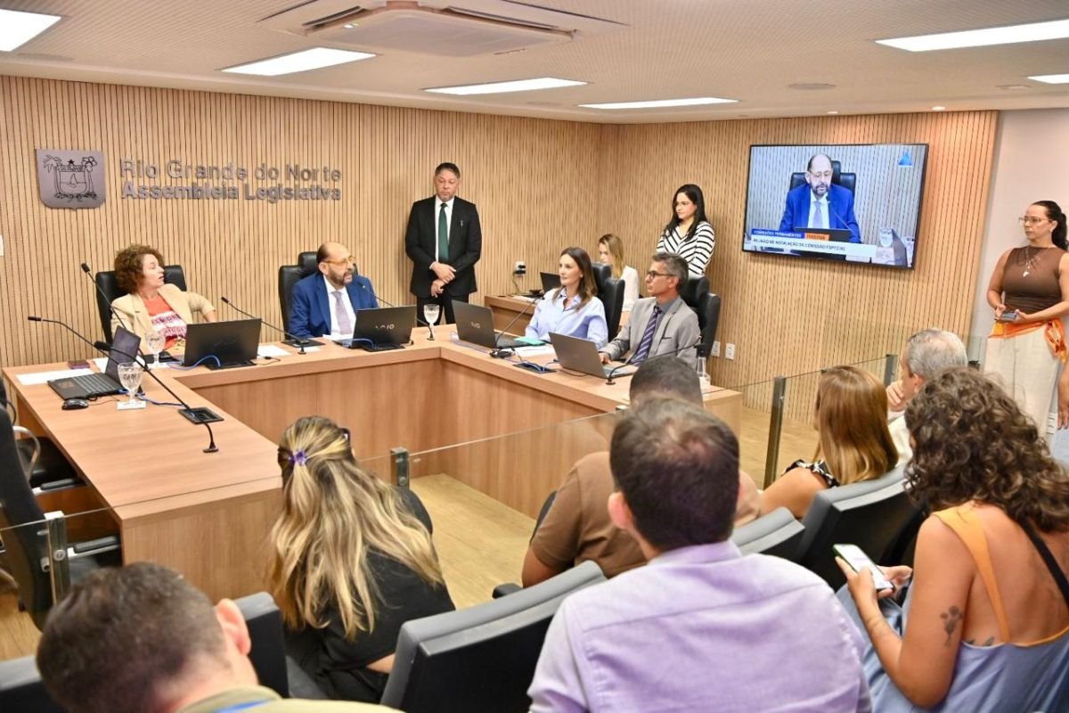 Comissão especial da Assembleia do RN começa a analisar PEC que prevê eleição indireta para governador em caso de vacância dos cargos de governador e vice.