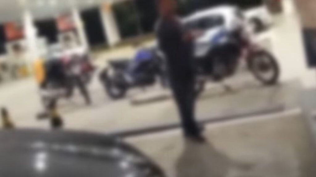 Entregador foi agredido após discussão em restaurante na Zona Sul de Natal. Estabelecimento divulgou nota e disse que envolvidos não fazem parte do quadro de funcionários.