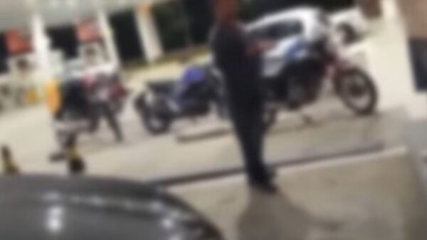 Entregador foi agredido após discussão em restaurante na Zona Sul de Natal. Estabelecimento divulgou nota e disse que envolvidos não fazem parte do quadro de funcionários.