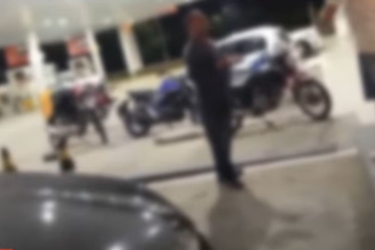 Entregador foi agredido após discussão em restaurante na Zona Sul de Natal. Estabelecimento divulgou nota e disse que envolvidos não fazem parte do quadro de funcionários.