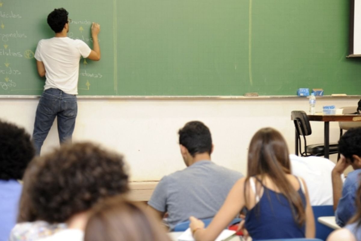 Prefeitura do Natal abre 45 vagas gratuitas para cursinho preparatório do Enem pelo projeto Aprova Natal. Inscrições seguem até 3 de abril.