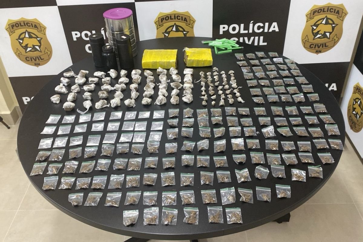 Polícia Civil apreende drogas na praia de Ponta Negra, em Natal. Entorpecentes seriam vendidos na faixa de areia. Suspeito ainda não foi localizado.