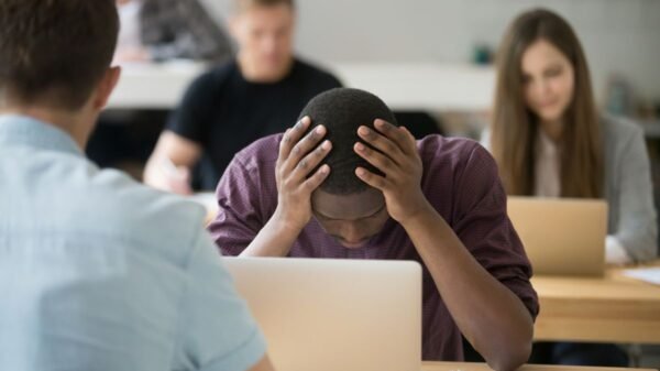 Pesquisa do IBGE revela que 1 em cada 10 estudantes do RN sente que a vida não vale a pena. Dados apontam tristeza, bullying e violência.