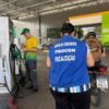 Procon RN inicia operação para fiscalizar preços de combustíveis após denúncias de aumentos abusivos. Postos já foram autuados.