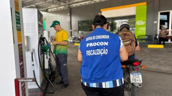 Procon RN inicia operação para fiscalizar preços de combustíveis após denúncias de aumentos abusivos. Postos já foram autuados.