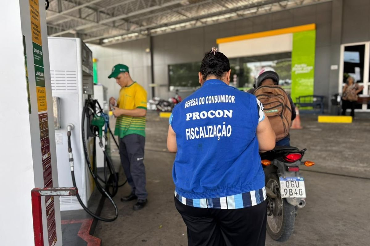 Procon RN inicia operação para fiscalizar preços de combustíveis após denúncias de aumentos abusivos. Postos já foram autuados.